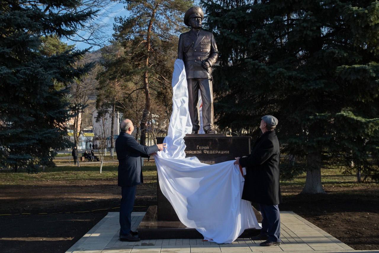 Митинг открытие памятника. Канамат Боташев памятник. Памятник Канамату Боташеву Карачаевск. Генерал Боташев Канамат 2022.