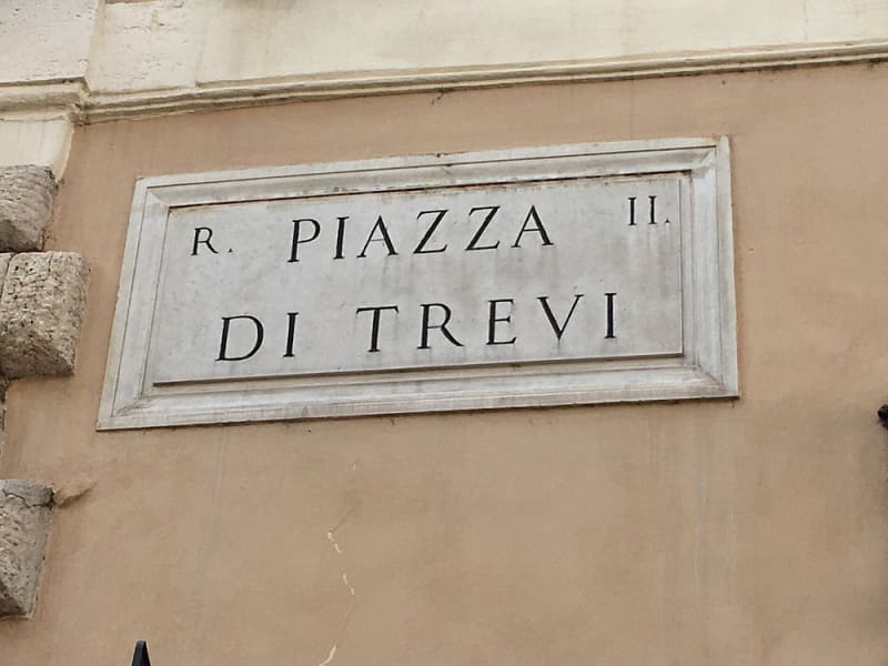 Piazza di Trevi 2