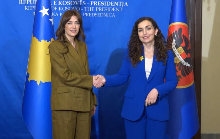 Kosovë/Vjosa Osmanit i përfundon mandati, i dorëzon detyrën kryeparlamentares Albulena Haxhiu! Thirrja e përbashkët: Kuvendi ta zgjedhë sa më parë Presidentin