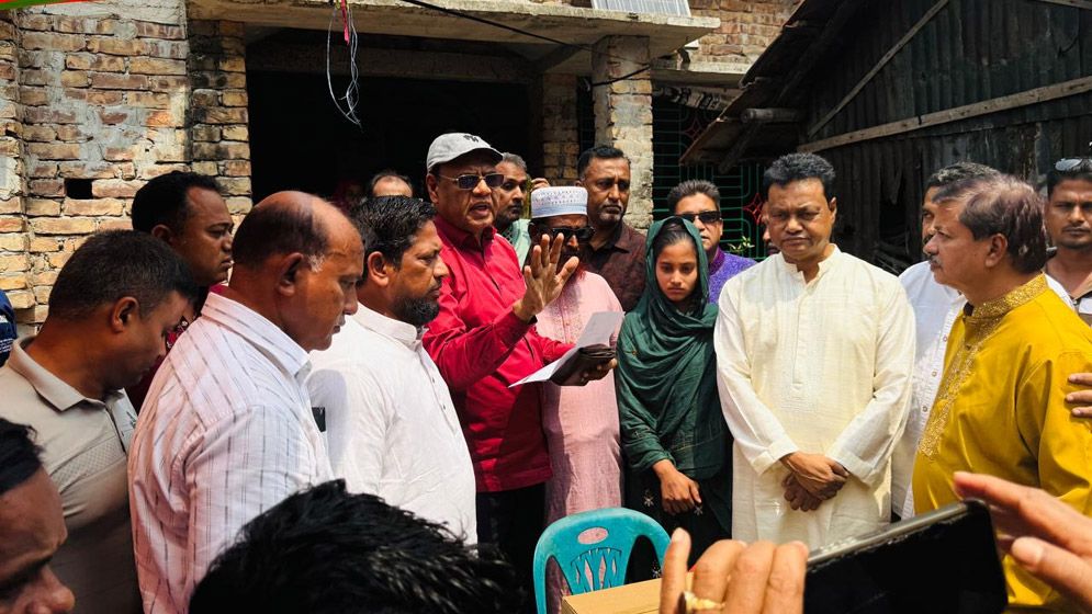 খুলনায় শহিদ পরিবারের মাঝে তারেক রহমানের ঈদ উপহার