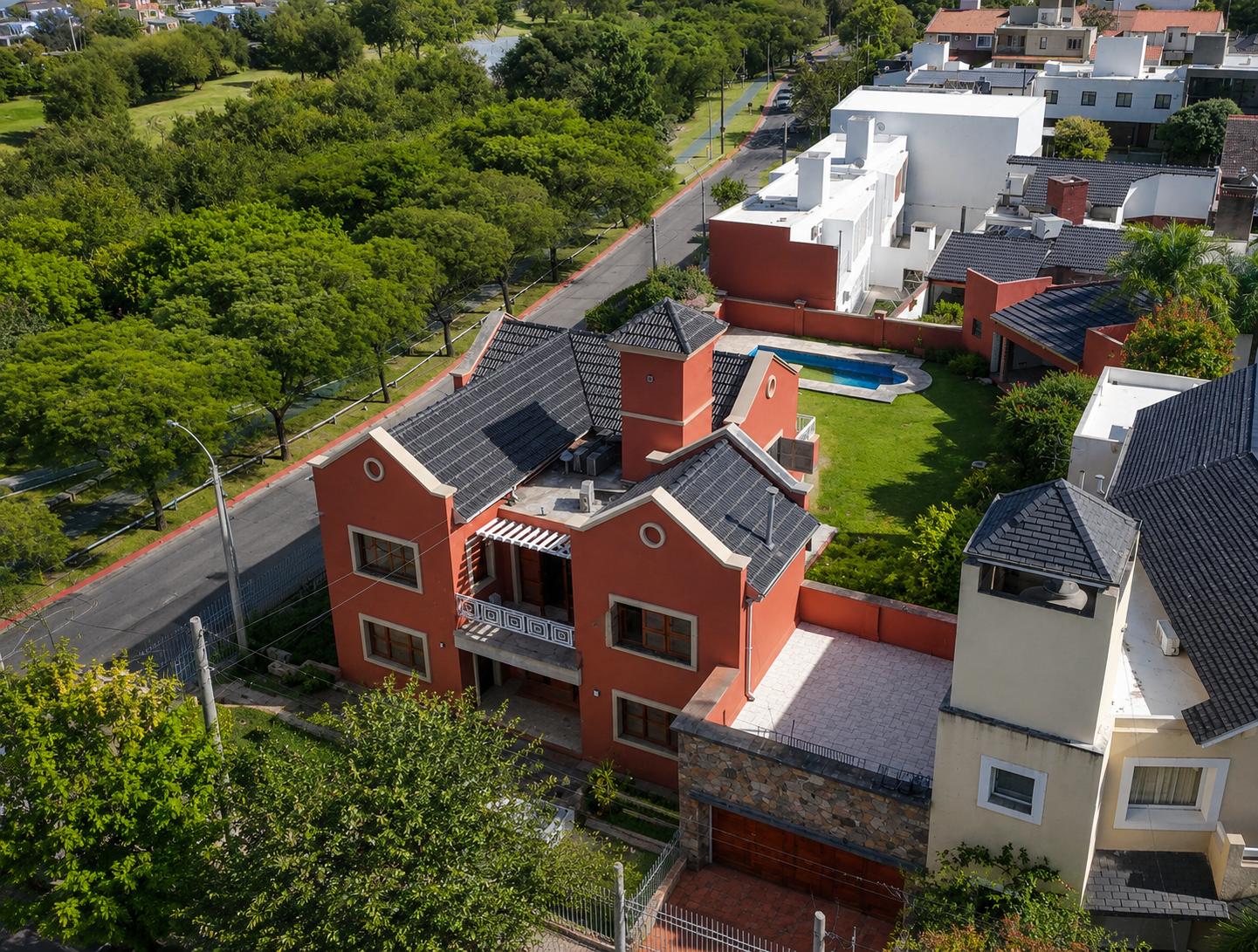 Casa de 4 dormitorios en Urca con pileta y quincho