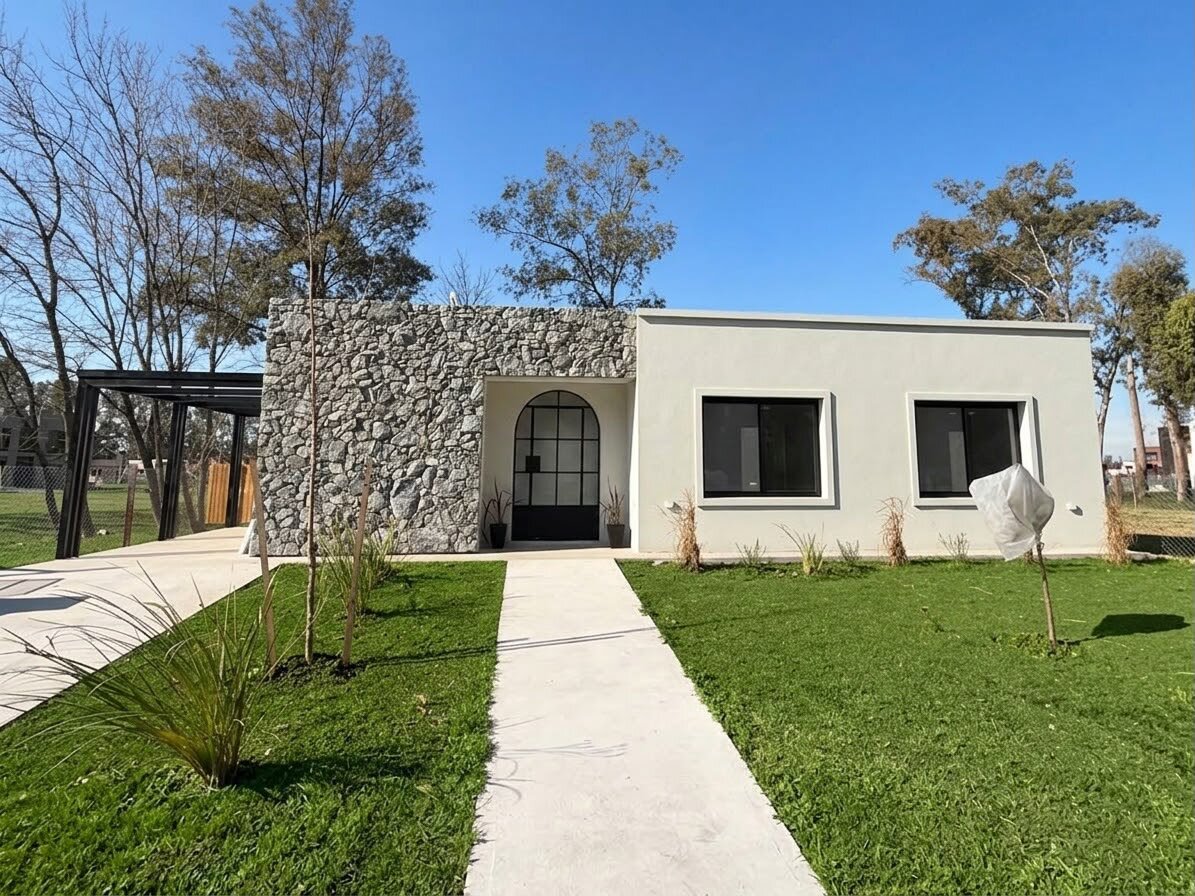 Casa a estrenar en Santa Sofía, Pilar del Este: 3 dormitorios, escritorio y galería con parrilla