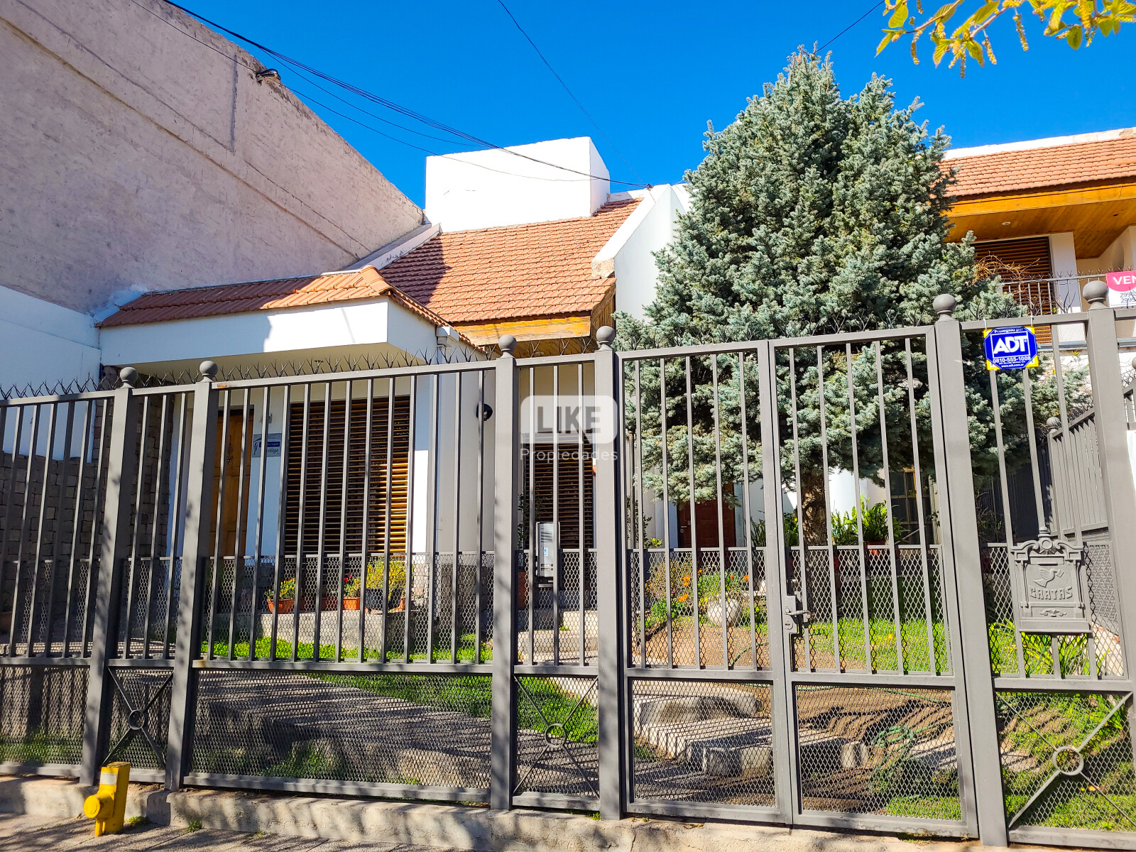 Casa de 5 ambientes con pileta y consultorio en Santa Genoveva