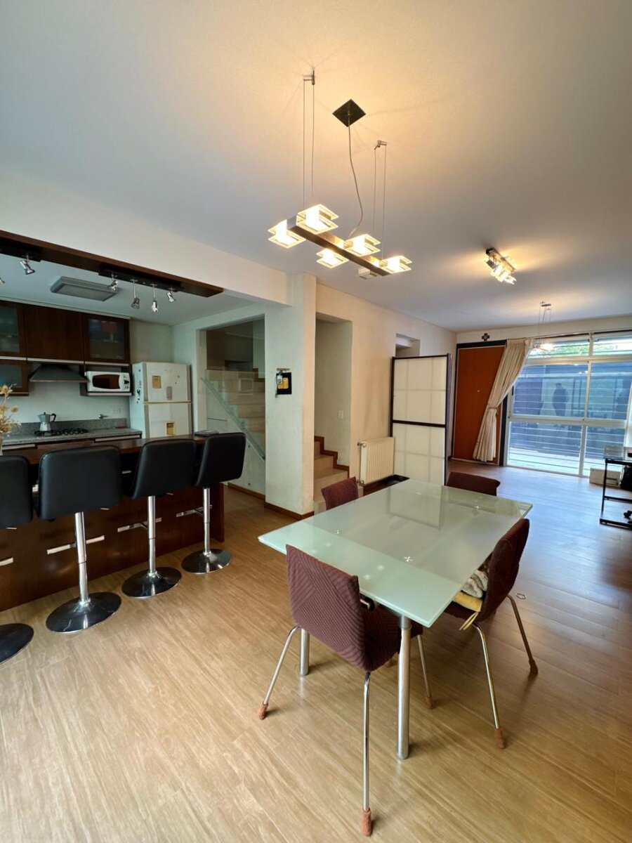 Casa de 5 ambientes con terraza y cochera en Villa del Parque