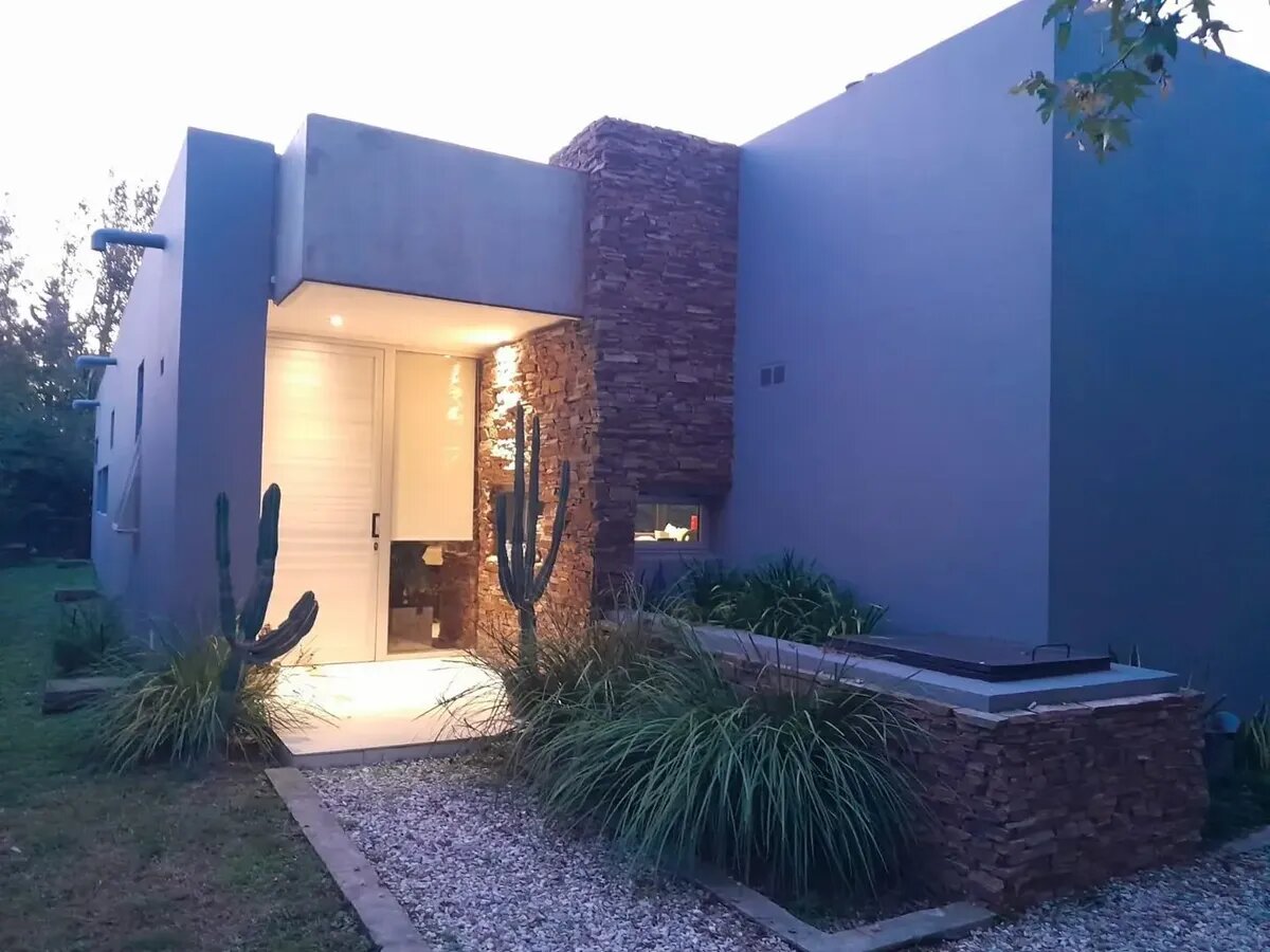 Casa chalet en barrio privado Los Álamos Club de Campo, Ibarlucea