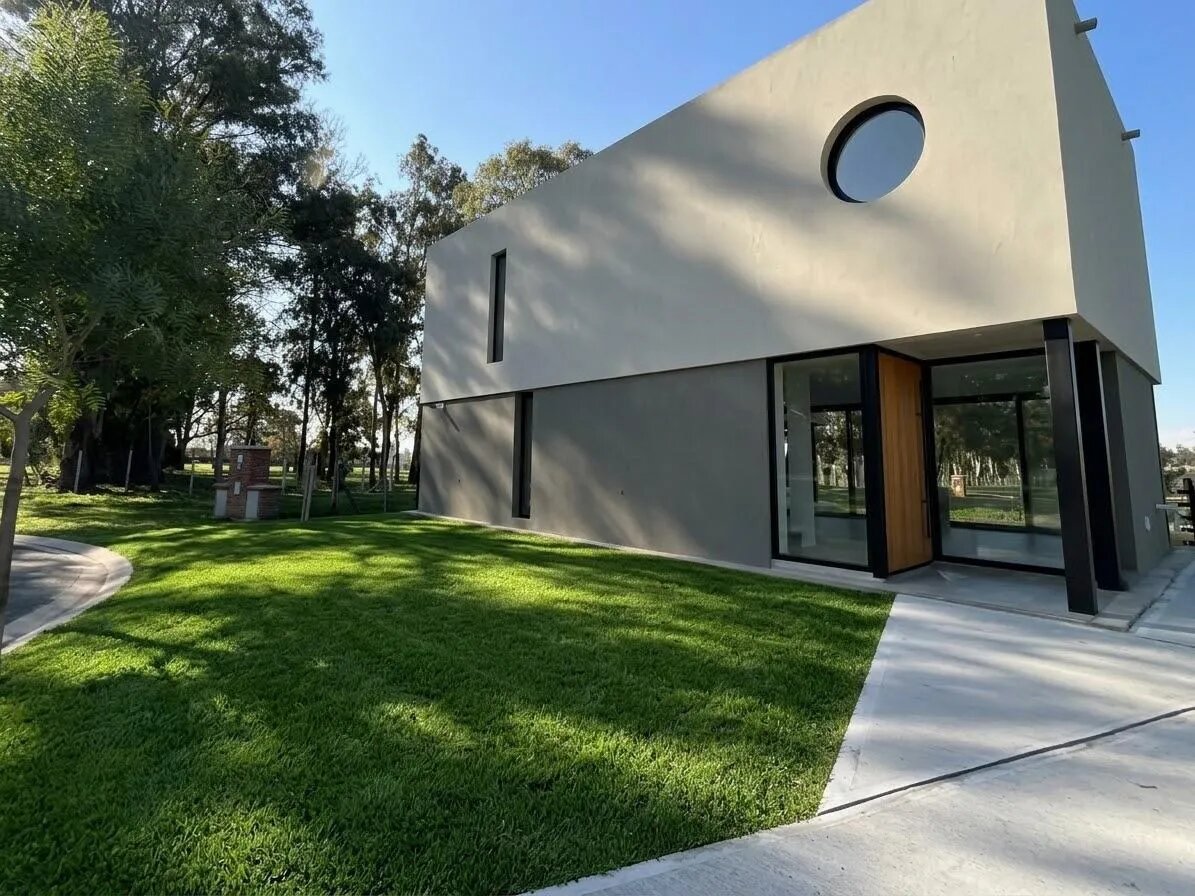 Casa moderna en venta, 3 dormitorios y 3 baños en Santa Sofía, Pilar del Este