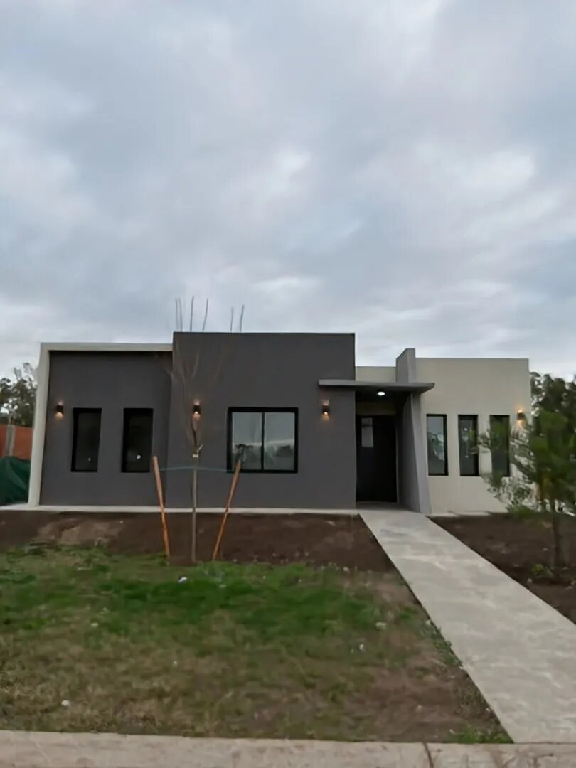 Casa en 1 planta, 3 dormitorios y escritorio, con pileta en Santa Sofía, Pilar del Este