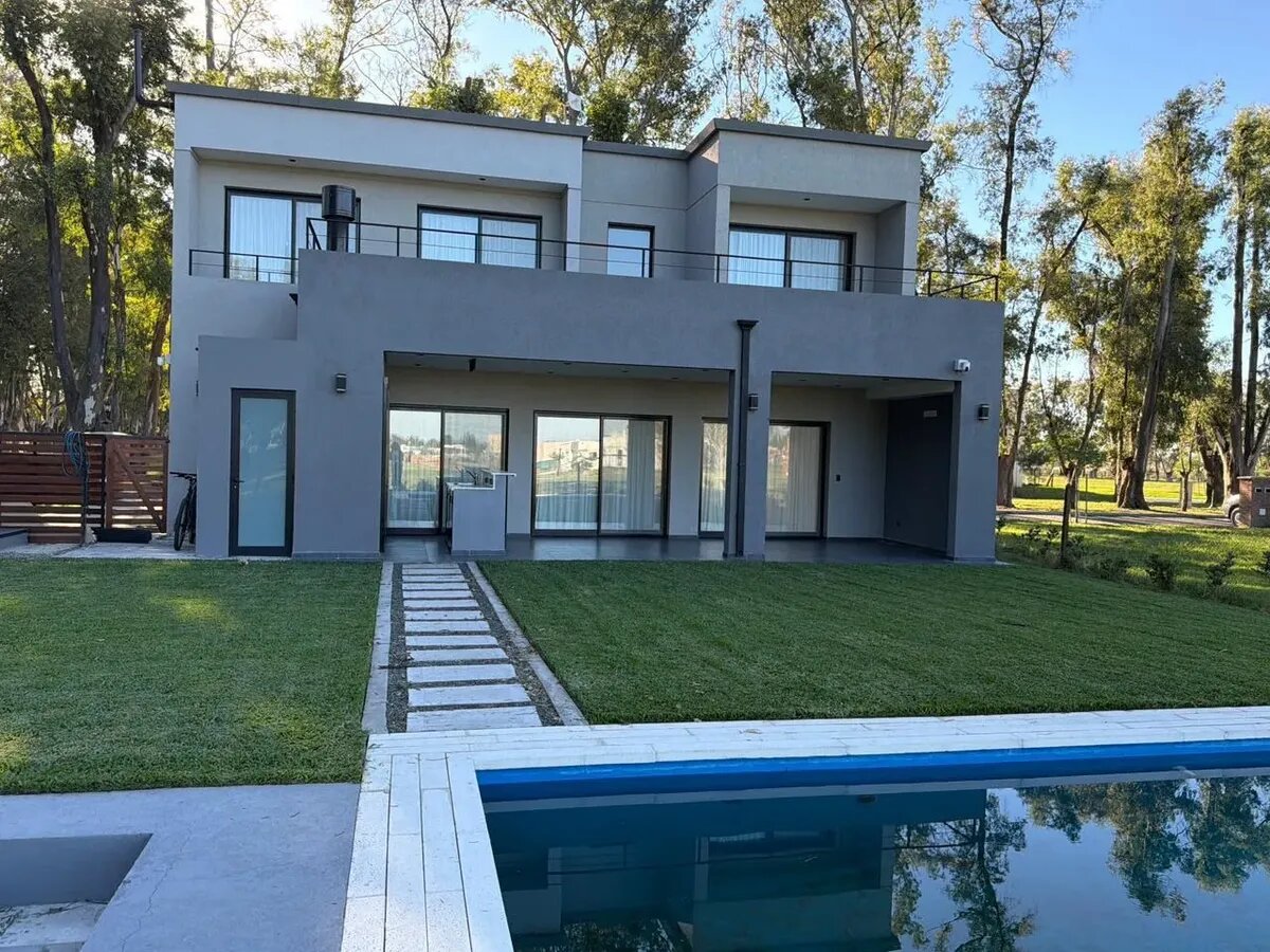 Casa en venta 3 dormitorios, 4 baños, Santa Sofía, Pilar del Este, Pilar