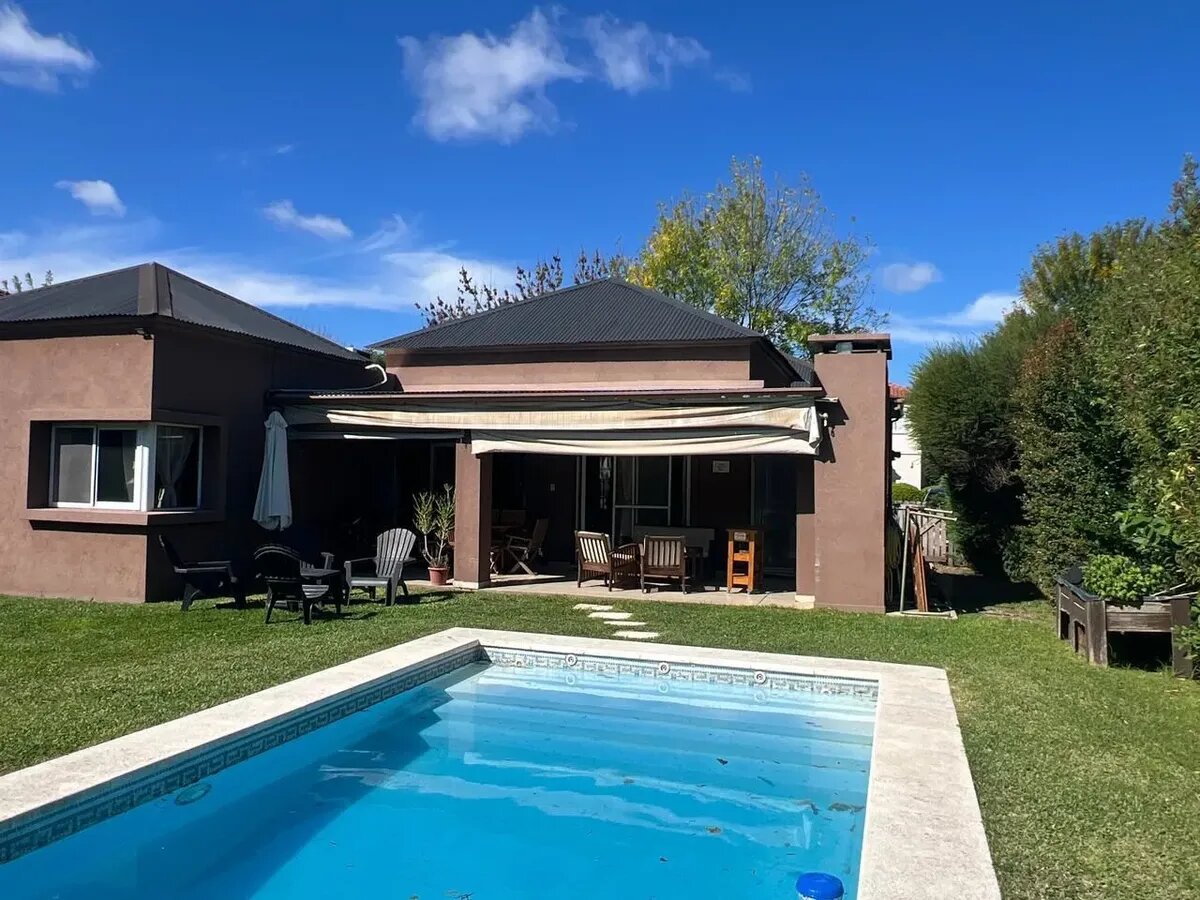 Casa en venta de una planta, 3 dormitorios más escritorio, en Los Jazmines, Pilar del Este