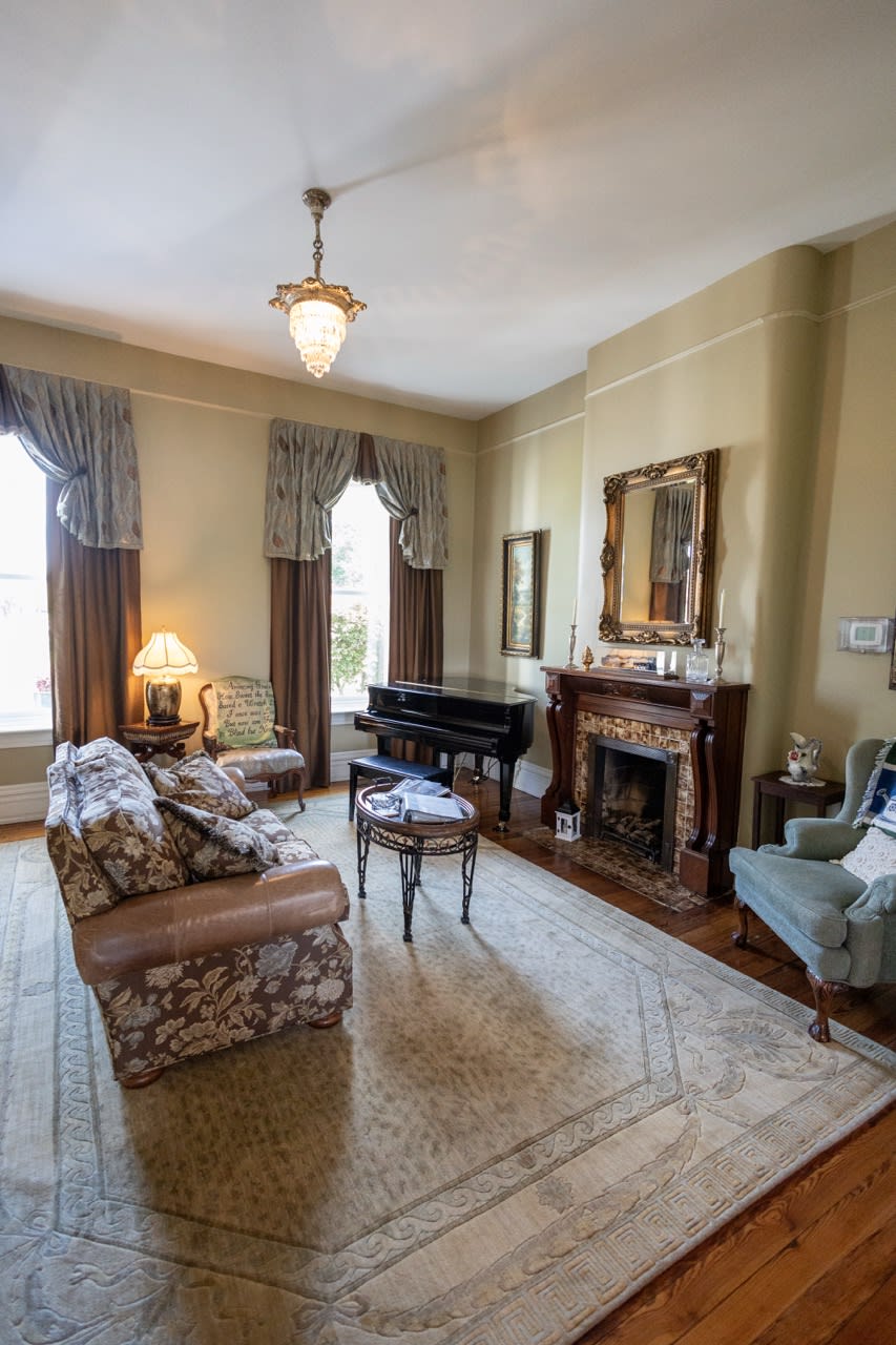 Parlor HIstoric Hotel Large