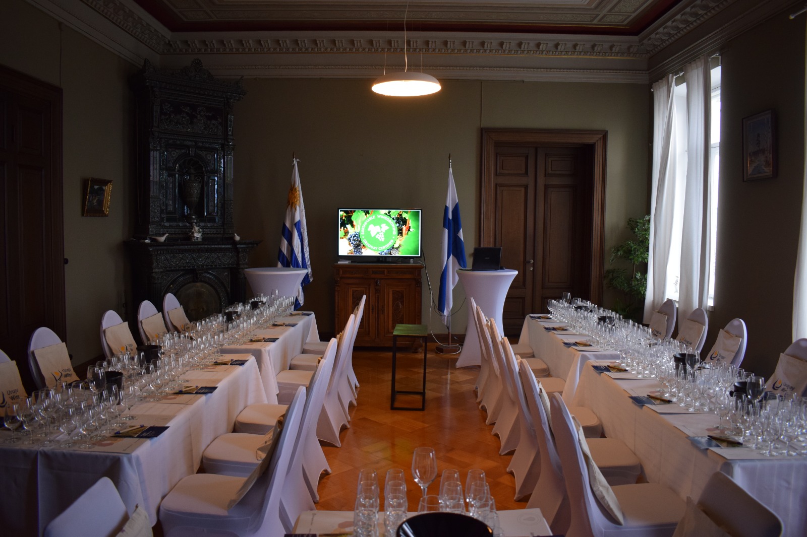 We offer a range of rental equipment that caters to many different event catering: institutional meetings, corporate cocktails, breakfast talks, private dining etc.