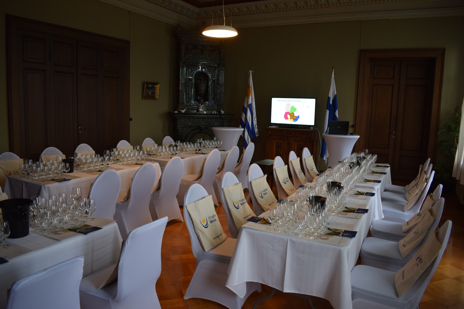 We offer a range of rental equipment that caters to many different event catering: institutional meetings, corporate cocktails, breakfast talks, private dining etc.