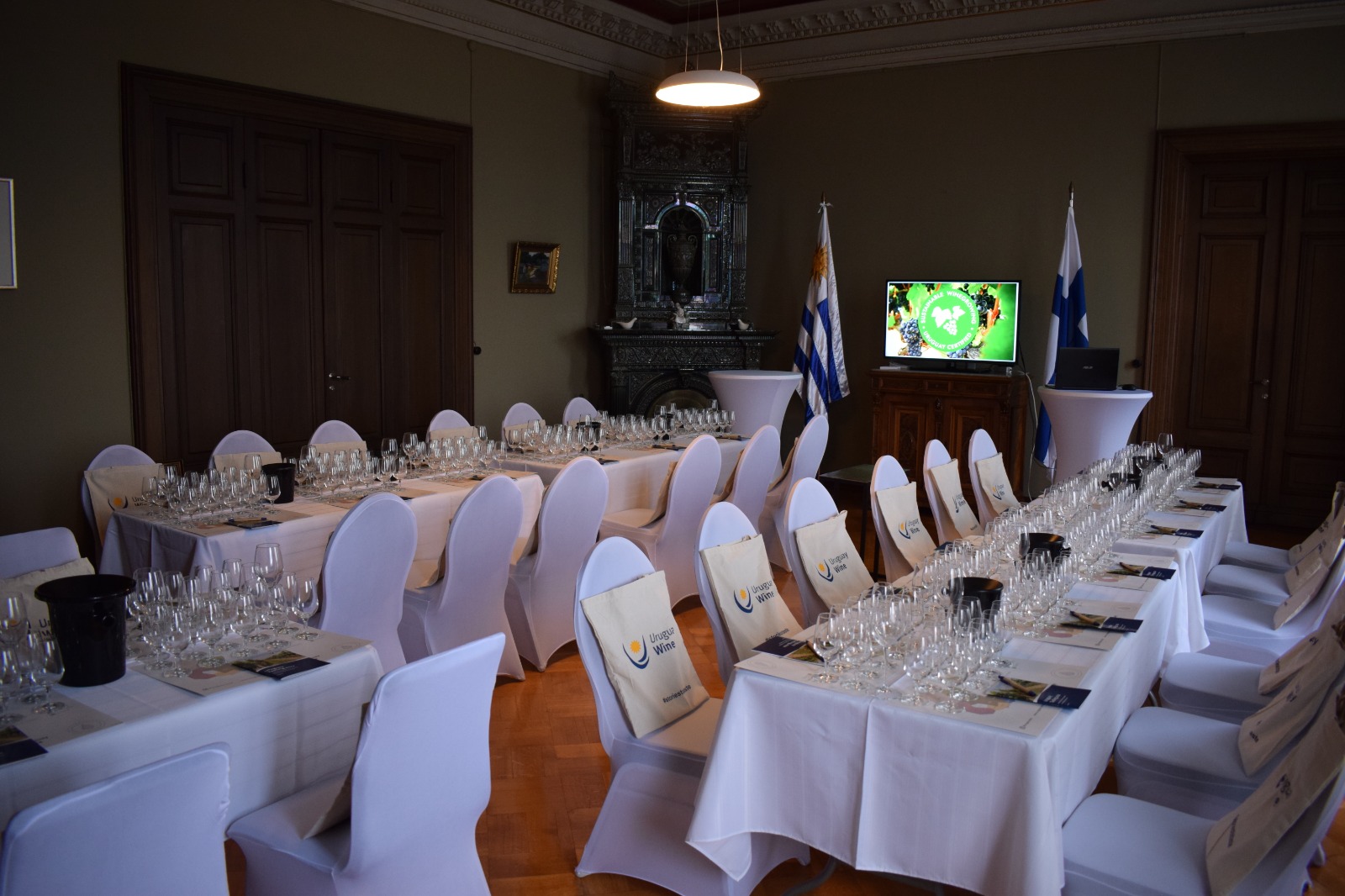 We offer a range of rental equipment that caters to many different event catering: institutional meetings, corporate cocktails, breakfast talks, private dining etc.