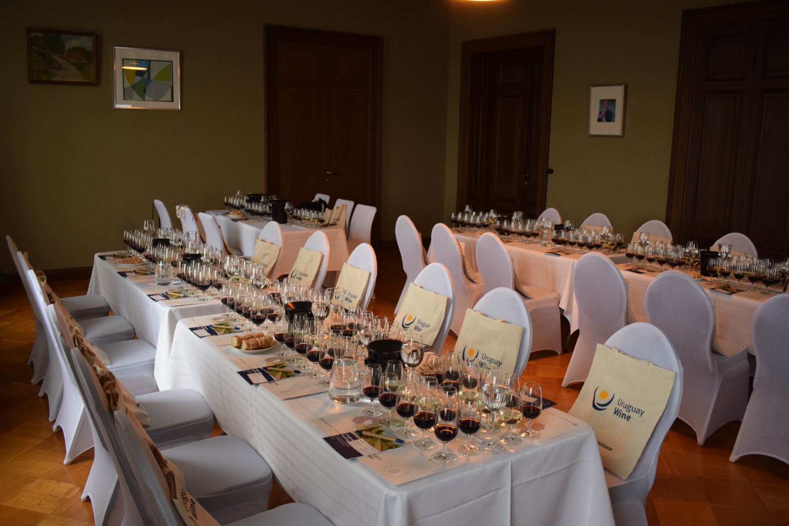 Wine tasting in the Embassy of Uruguay.

We offer a range of rental equipment that caters to many different event catering: institutional meetings, corporate cocktails, breakfast talks, private dining etc.