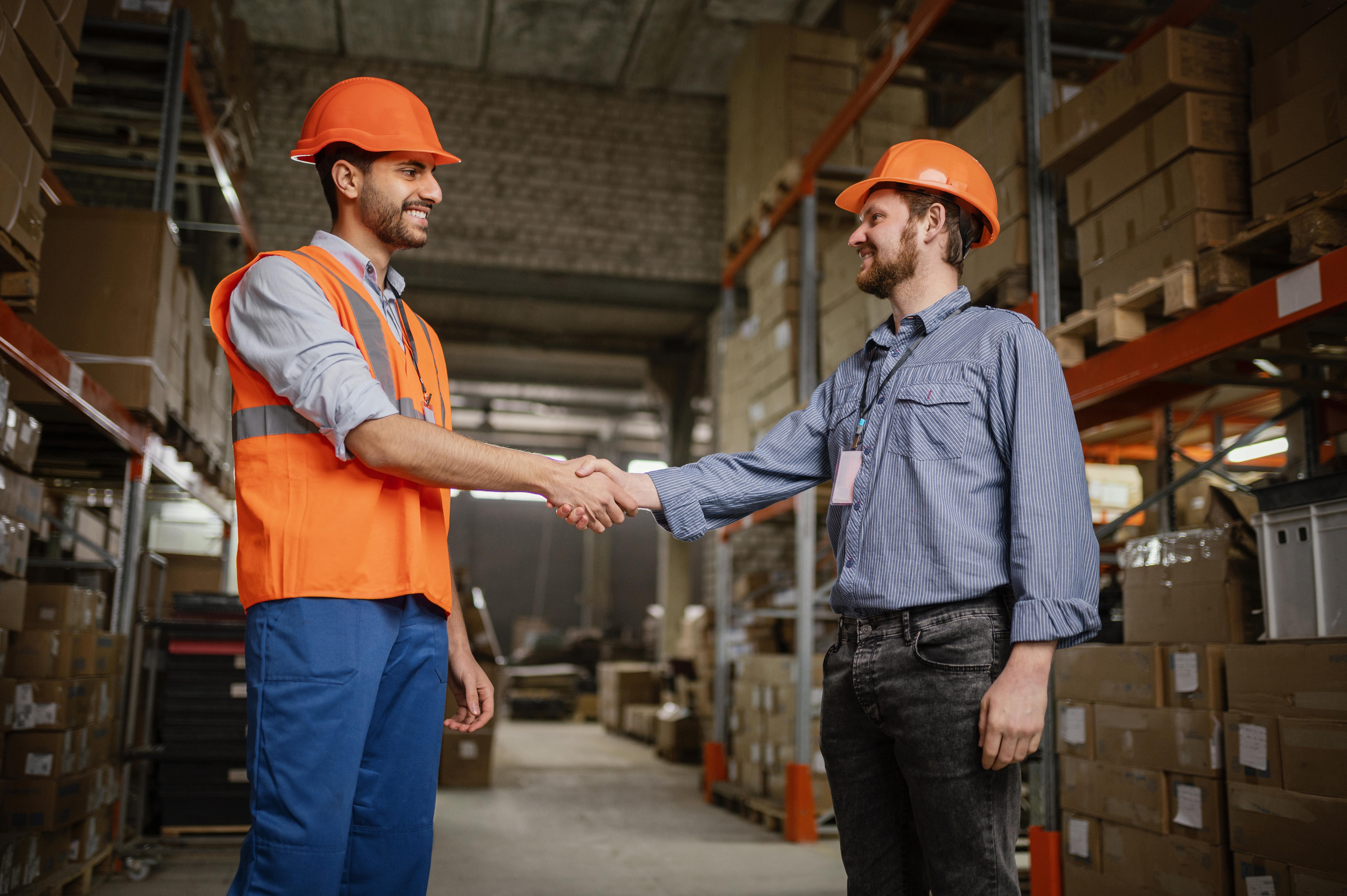 hombres-en-equipo-de-seguridad-en-el-trabajo