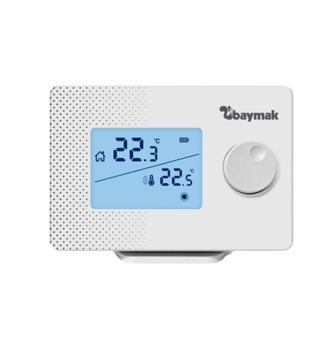 Baymak Logi S Kablosuz Oda Termostatı; beyaz minimalist tasarım, dijital LCD ekran, duvara monte veya masaüstü kullanım aparatı ile modern salon dekorasyonunda görünümü.