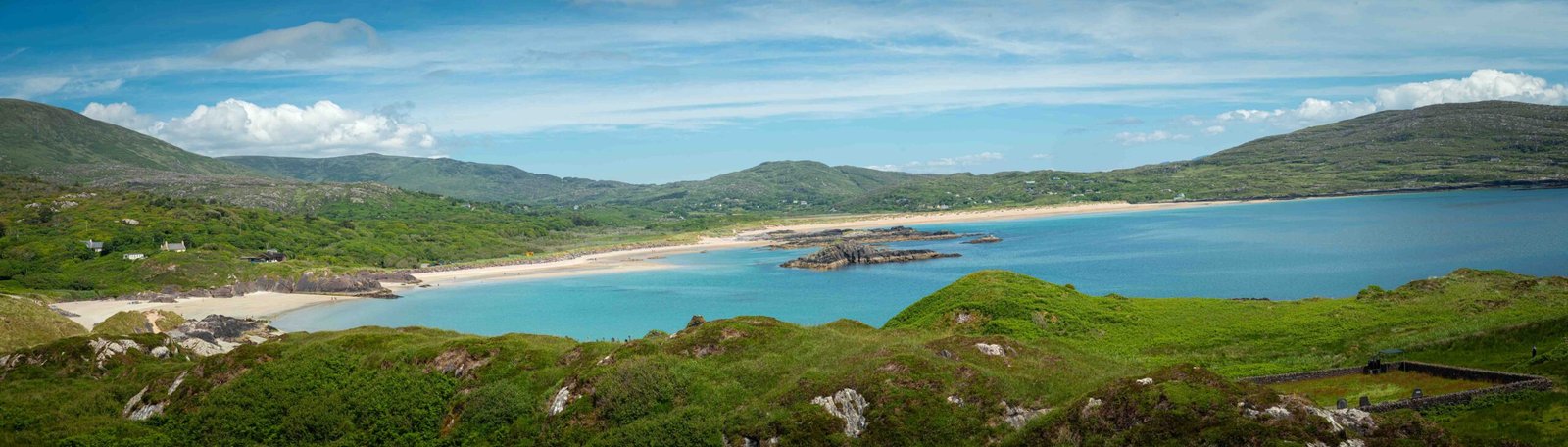 Panorama Abbey Island ruïnes en baai