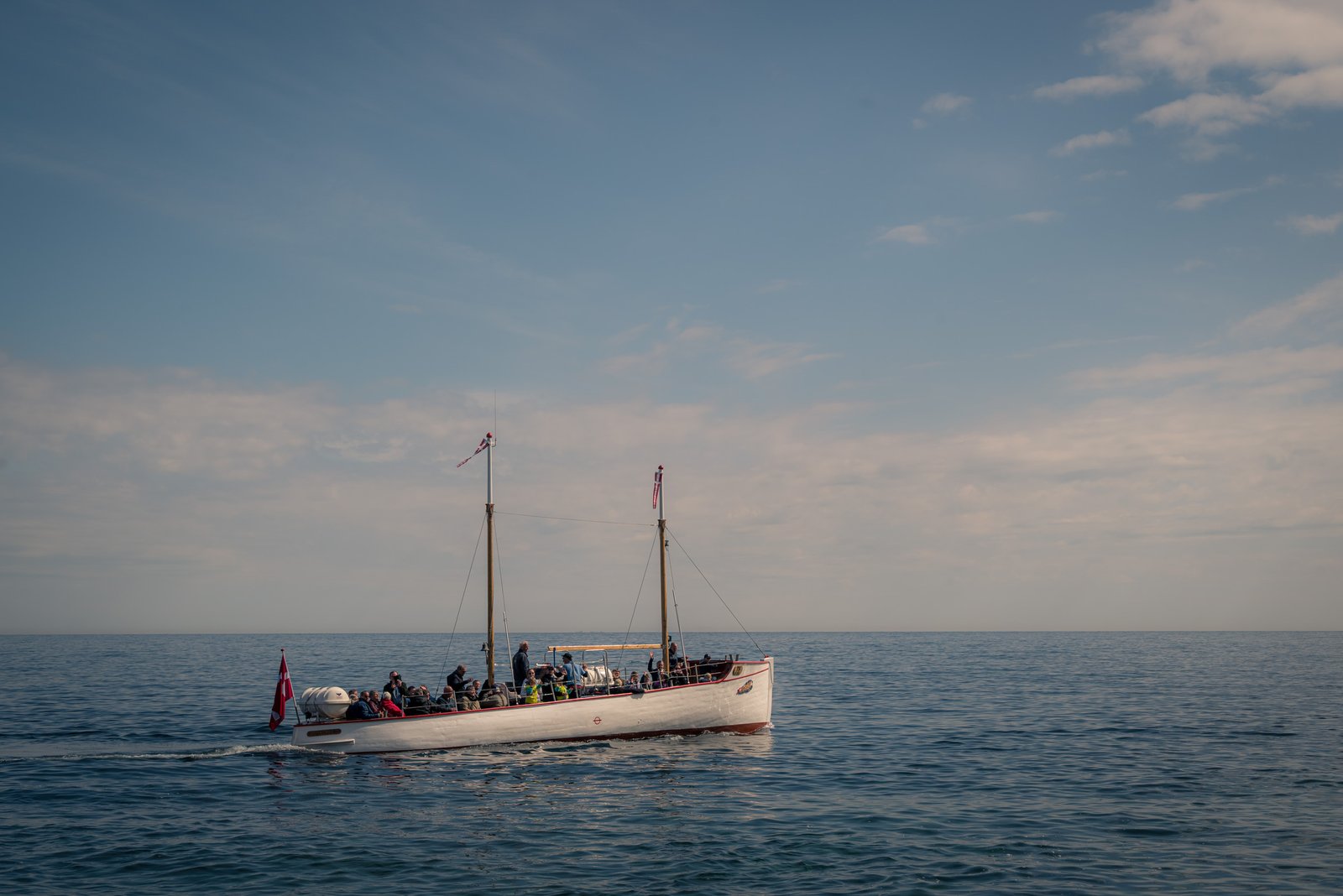 Het historische houten schip M/S Thor bij de haven van Gudhjem