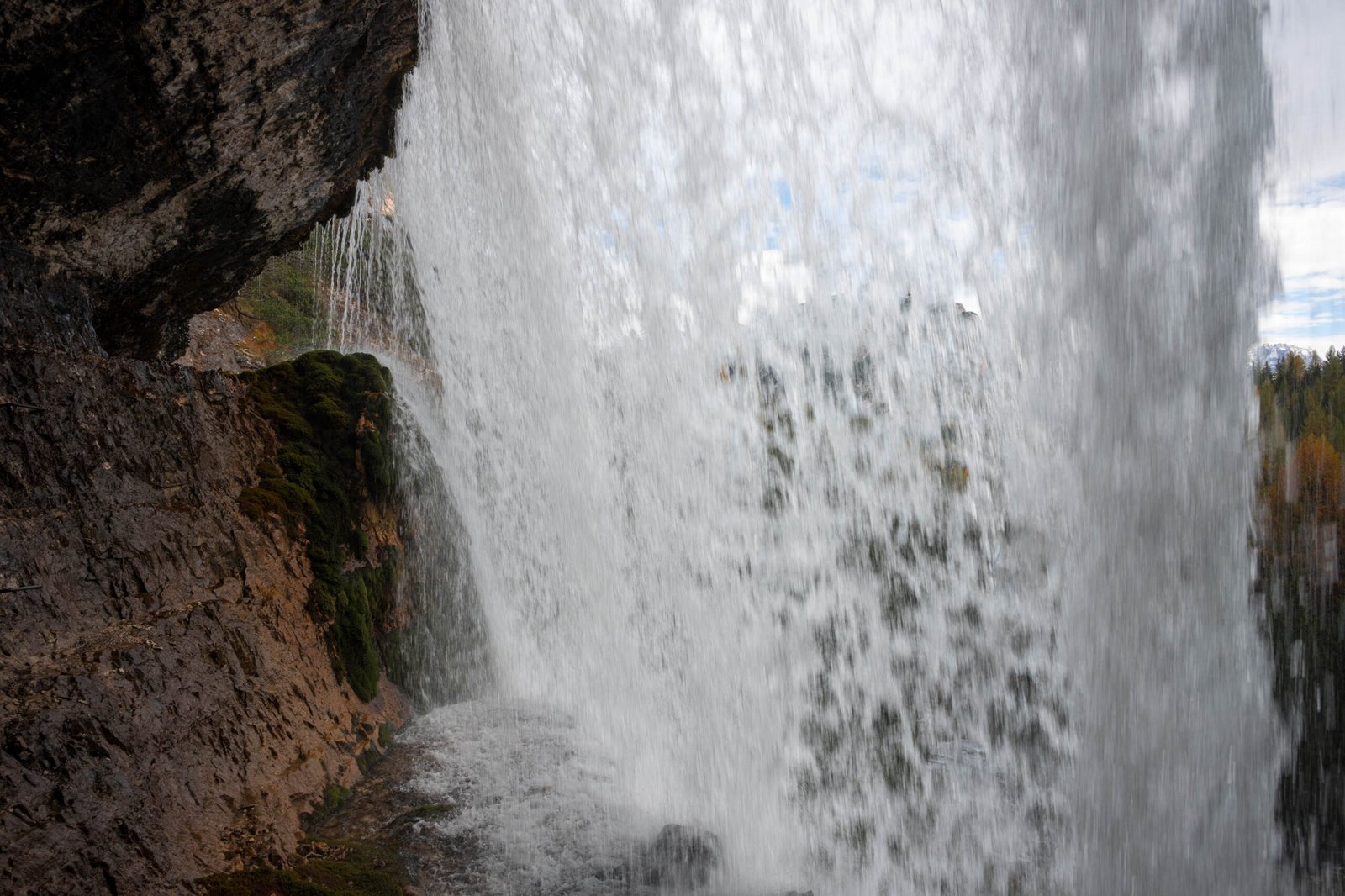 Rio Fanes flowing through the canyon