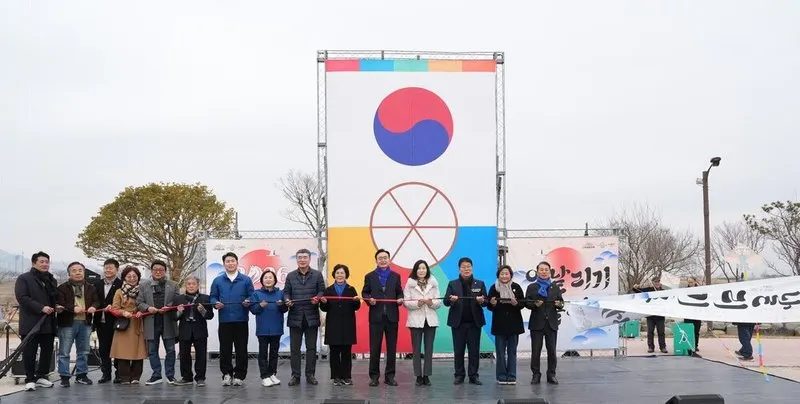 2026 나주방문의 해 개막…영산강서 설 연날리기 축제 열기