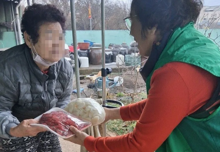 폐농약병 팔아 모은 300만 원, 40가구 어르신들에 떡국과 고기 전달