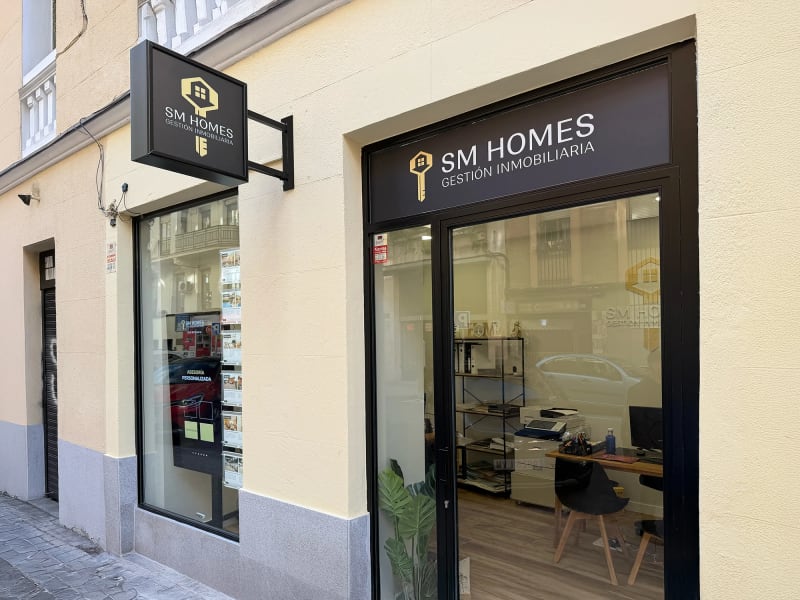 Fachada de la oficina de SM HOMES en Chamberí