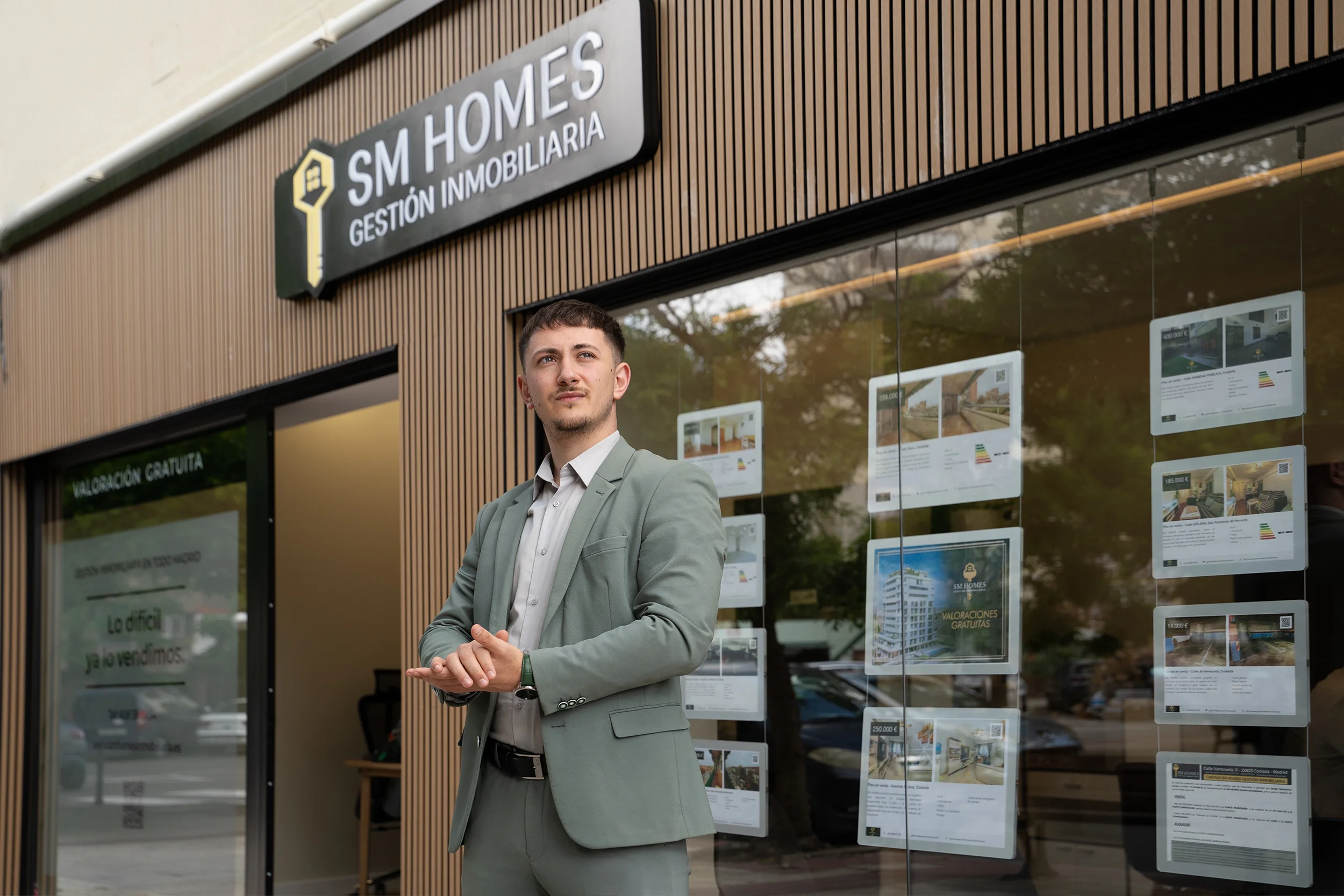 Equipo de SM HOMES asesorando a propietarios en la venta