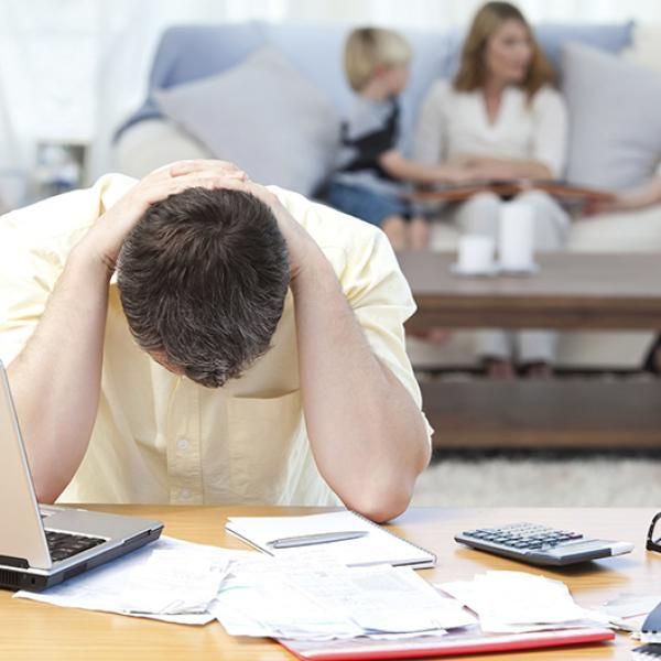 Estudio: 55% de los chilenos afirman que no pueden vivir sin deudas
