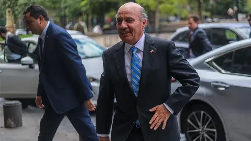 Quiroz descarta que precios de bencinas bajen a niveles antes de la guerra: culpa a refinerías