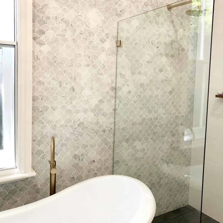 Carrara Fish Scale Marble Mosaic | Tumbled & Honed Natural Stone installed
