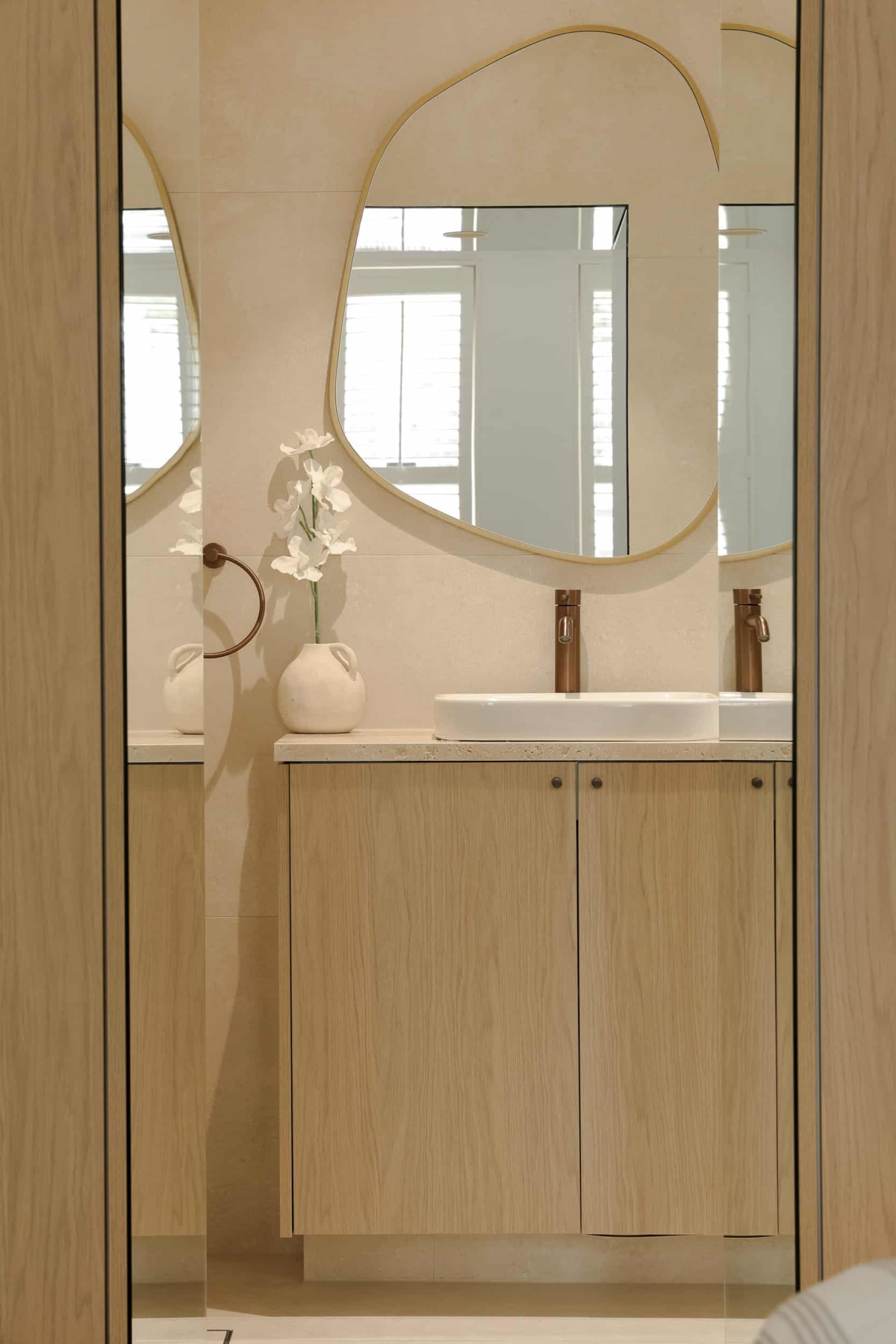 Arncliffe – A Bespoke Entertainer With World-Class Design Instincts – Bathrooms as Works of Art (6)