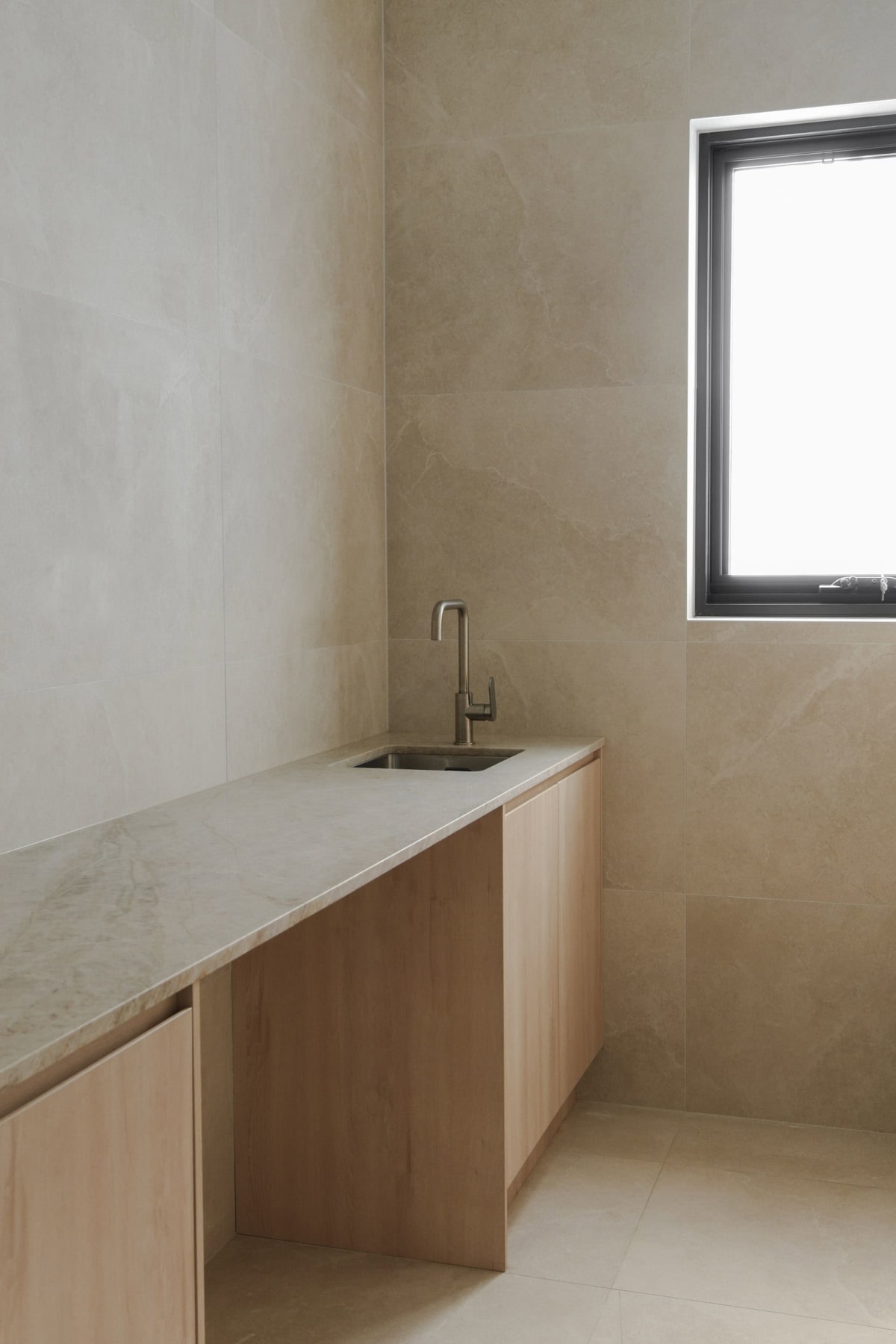 Modern Luxury Duplex in Sylvania – Limestone Look & Travertine Tiles Create Cohesion – Kitchen & Laundry – Natural Taj Mahal Quartzite (2)