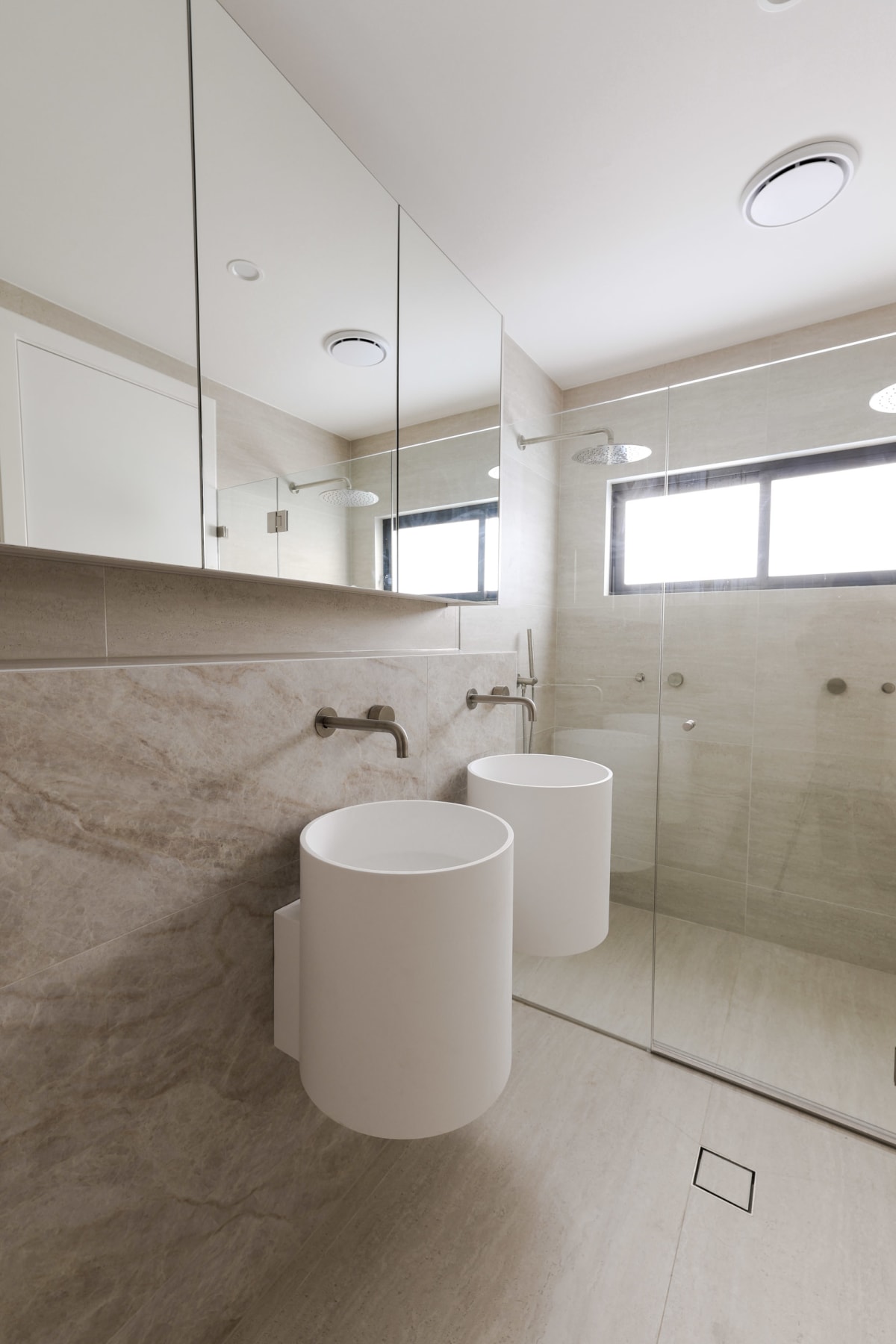 Modern Luxury Duplex in Sylvania – Limestone Look & Travertine Tiles Create Cohesion – Ensuite – Marble Look Porcelain with Low Maintenance