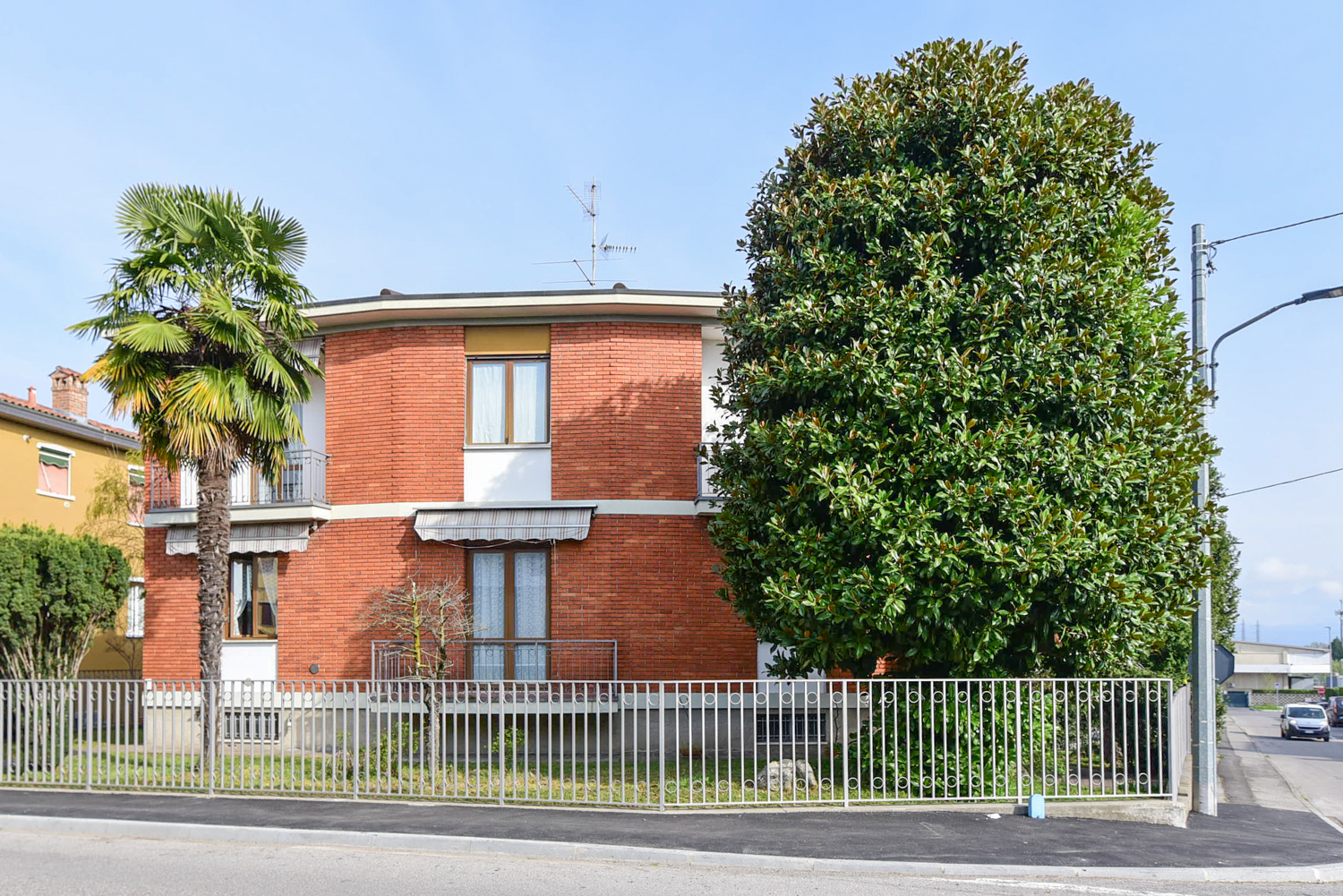 Villa bifamiliare via Giulio Zappa 44, Centro, Besana in Brianza