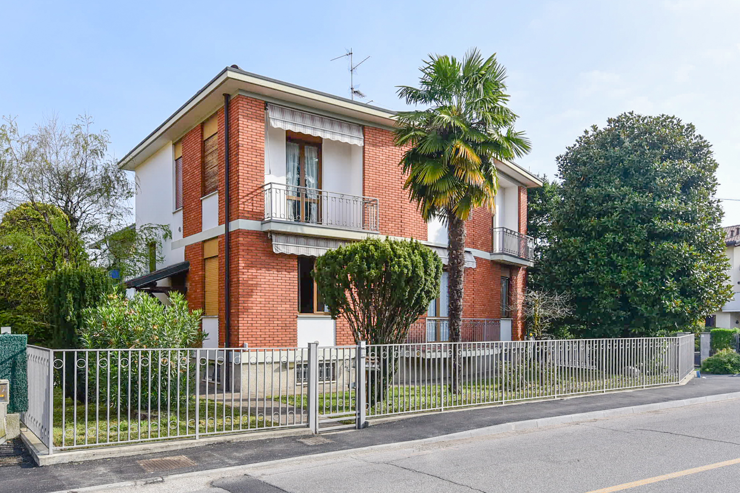 Villa bifamiliare via Giulio Zappa 44, Centro, Besana in Brianza