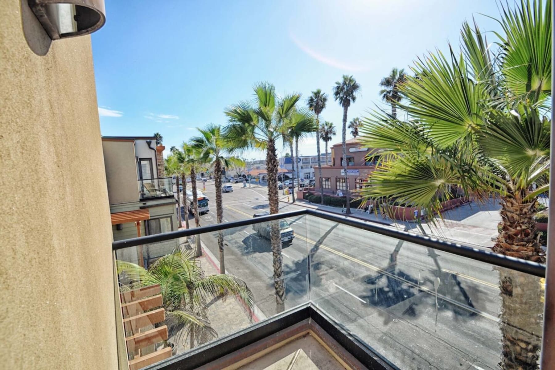 Pet-friendly, across to beach plus a/c and parking 1