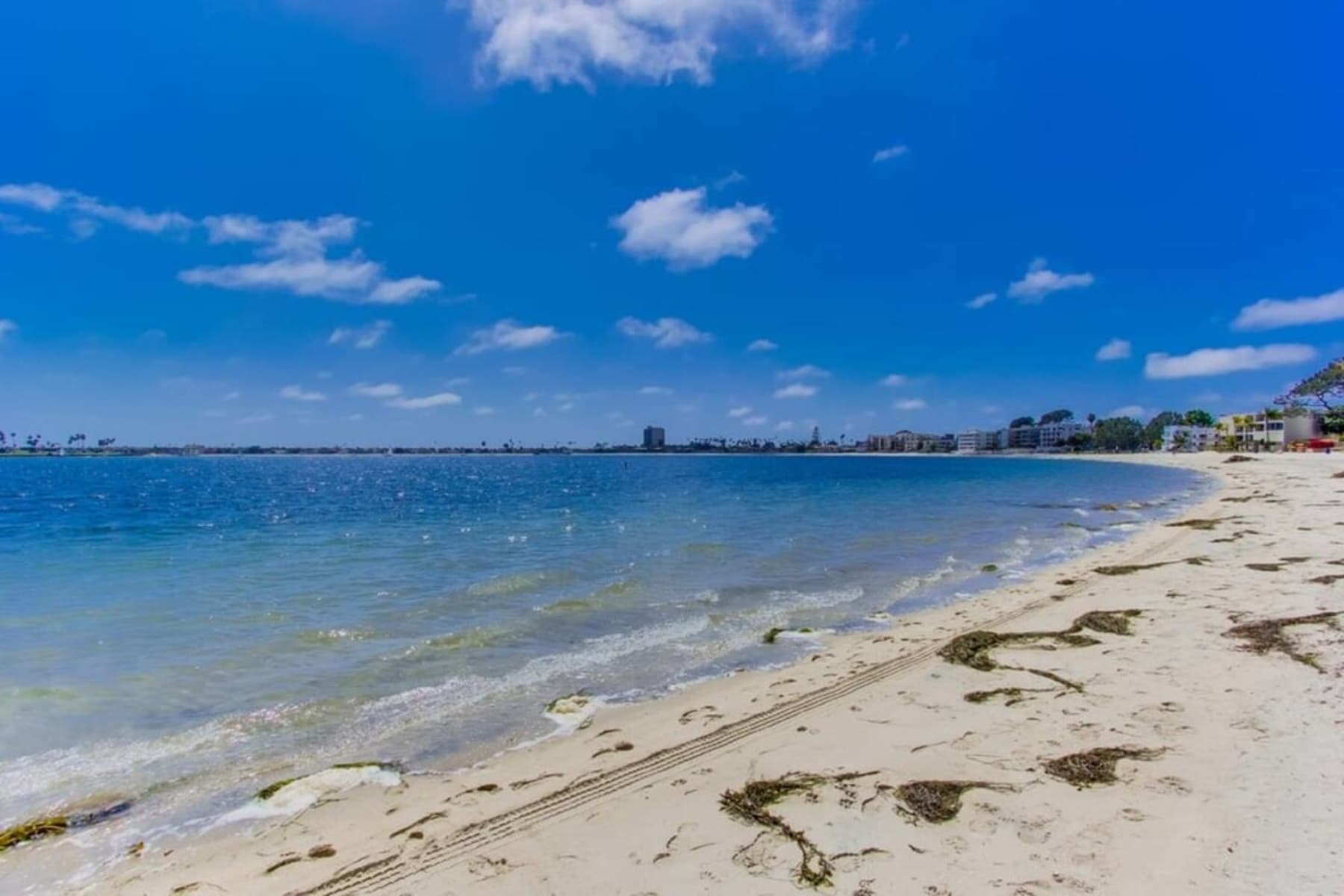 Bayfront 3bd direct beach access, parking, bikes 1