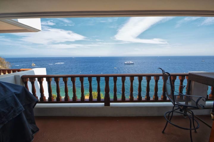 Hamilton Cove Oceanfront view 2bd with golf cart