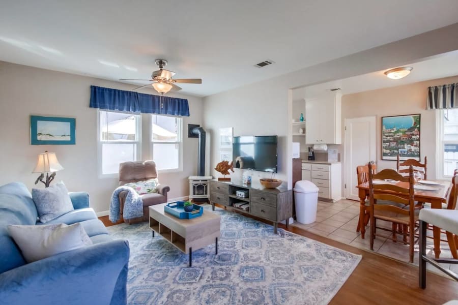 Charming PB bungalow, pet-friendly yard, parking 2