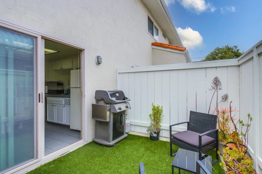 Pet-friendly 1 block to the beach with parking 4