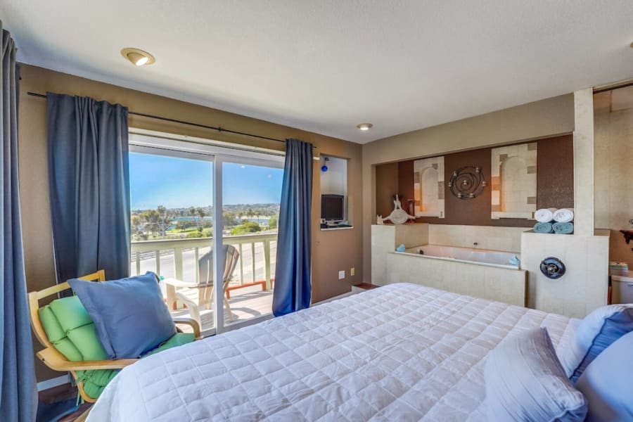 View of Mission Bay plus A/C, pets, and parking 5