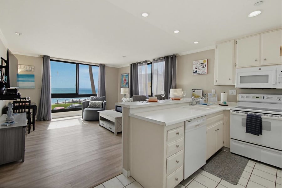 New furniture and photos! Oceanfront+pool+parking 3
