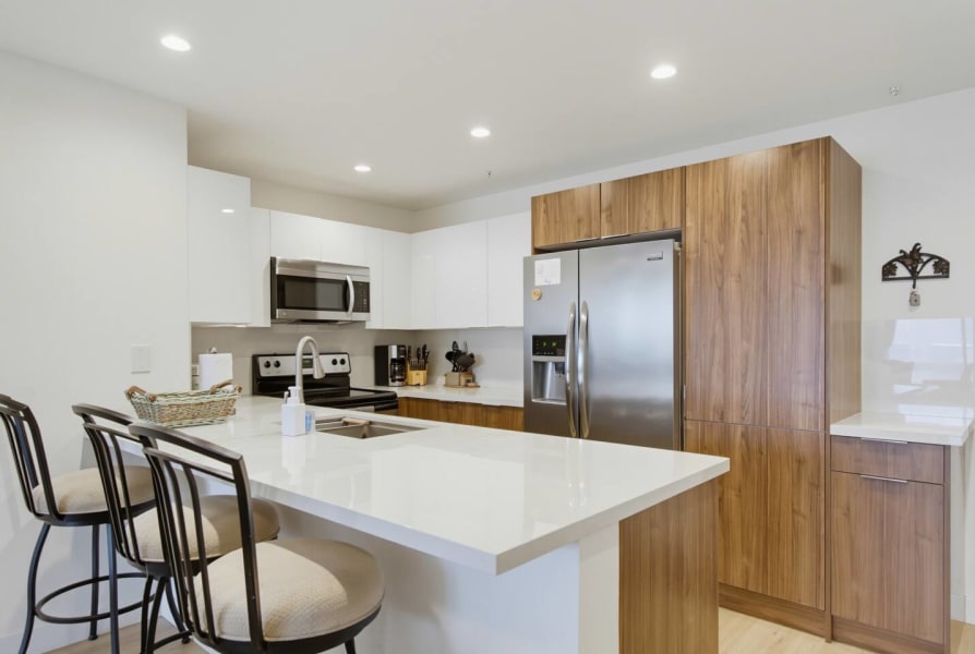 New Photos! Direct beach access+pool+parking 4