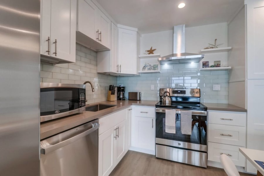 Cozy Oceanfront view, beach access, pool, parking 4