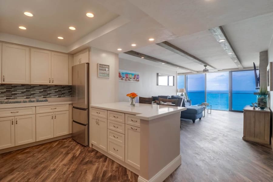 10th-Floor Ocean View Condo with Pool and Parking 4