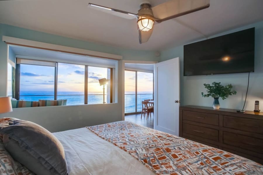 Stylish 2bd Oceanfront view, parking and pool 3