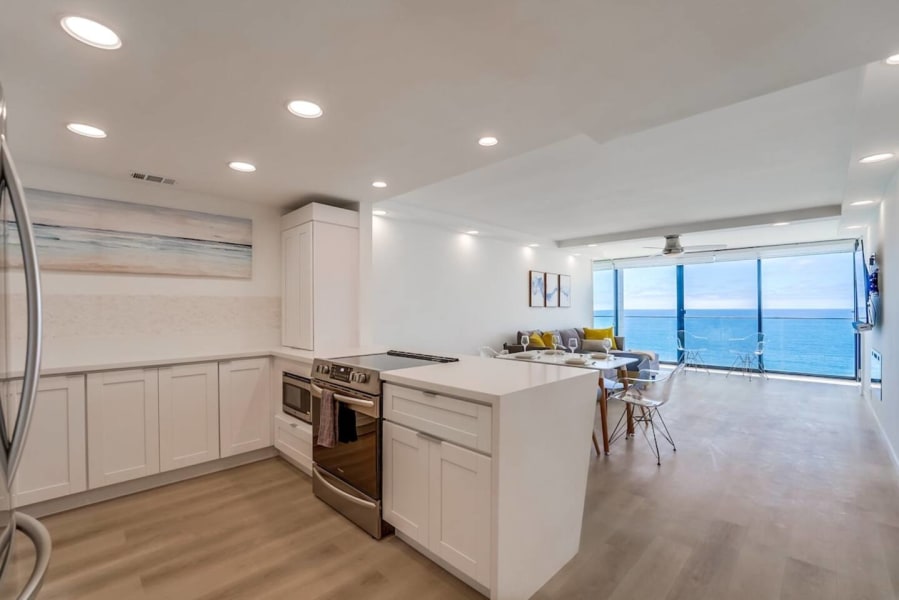 Modern 1bd Oceanfront view with parking and pool 4