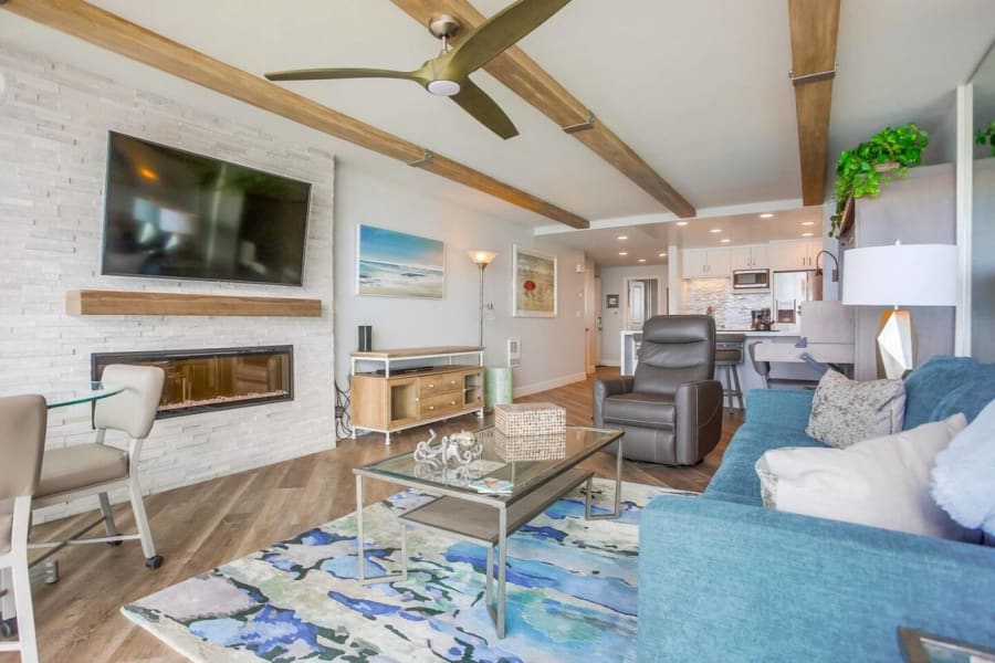 Luxe Oceanfront view, murphy bed, parking and pool 4