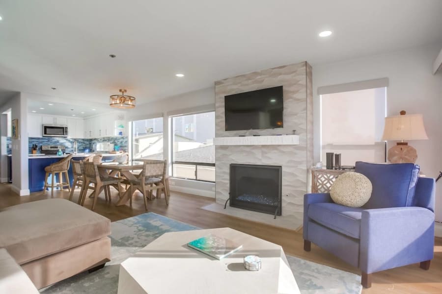 Renovated Bayfront condo-balcony, parking, bikes 4