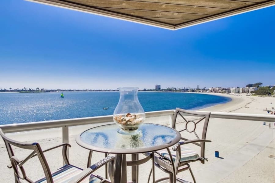 Corner Bayfront balcony, beach, parking, bikes 1